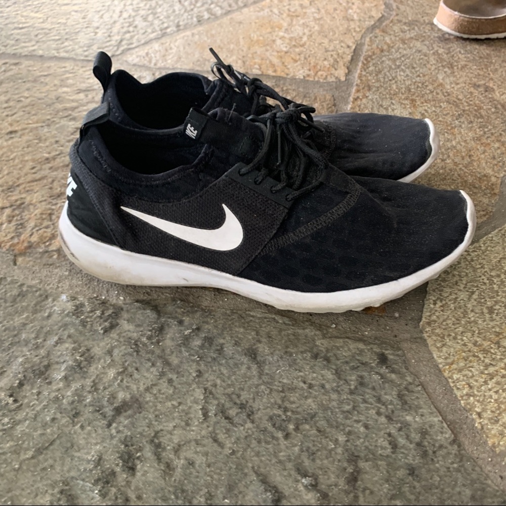 black nike’s